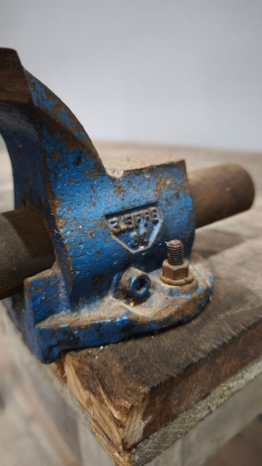 132 Tavolo in legno con morsa e cassetto frontale