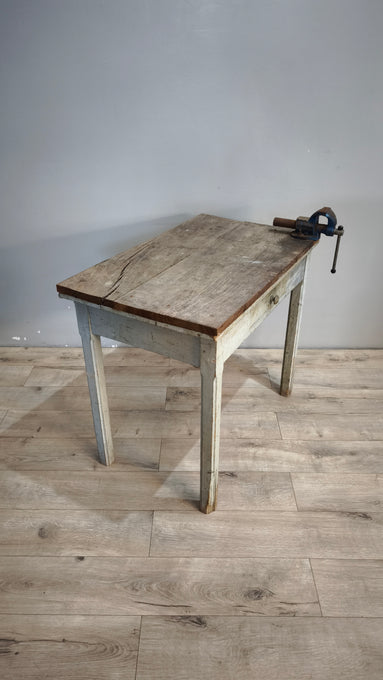132 Tavolo in legno con morsa e cassetto frontale