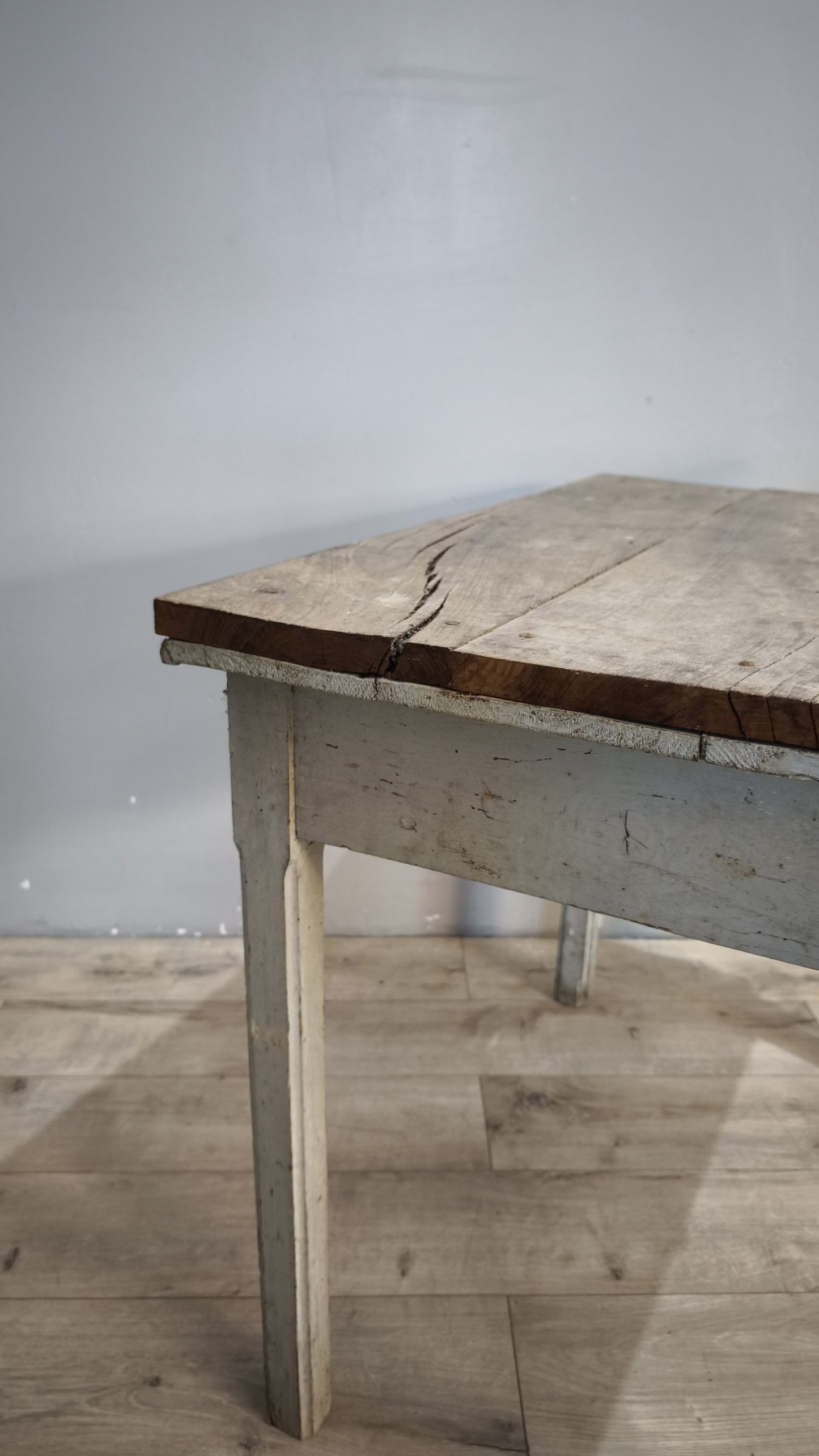 132 Tavolo in legno con morsa e cassetto frontale
