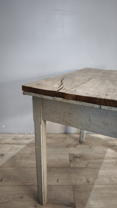 132 Tavolo in legno con morsa e cassetto frontale
