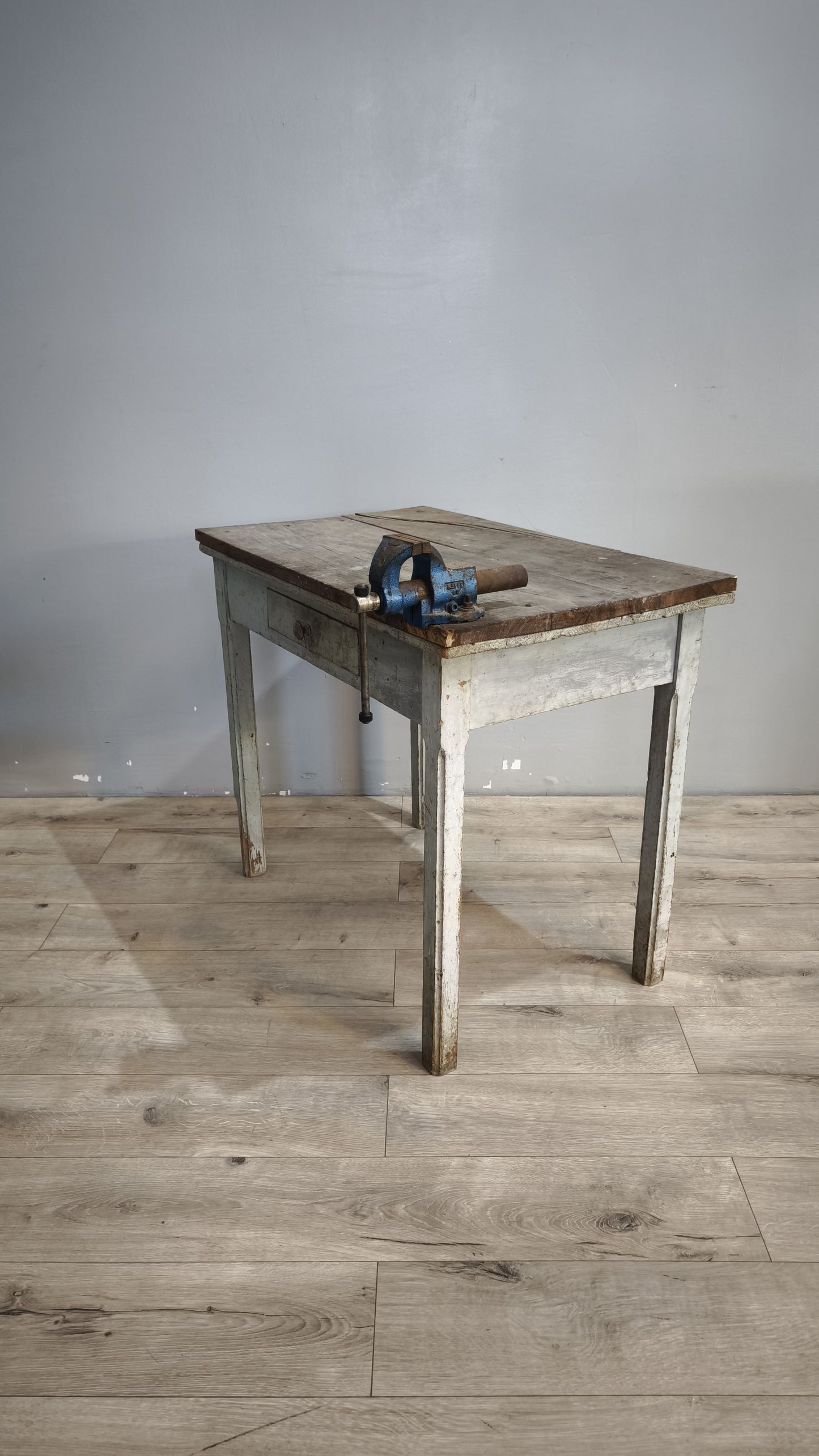 132 Tavolo in legno con morsa e cassetto frontale