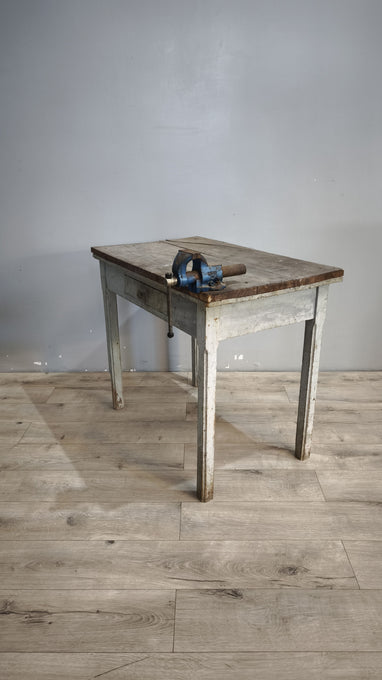 132 Tavolo in legno con morsa e cassetto frontale