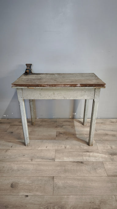 132 Tavolo in legno con morsa e cassetto frontale