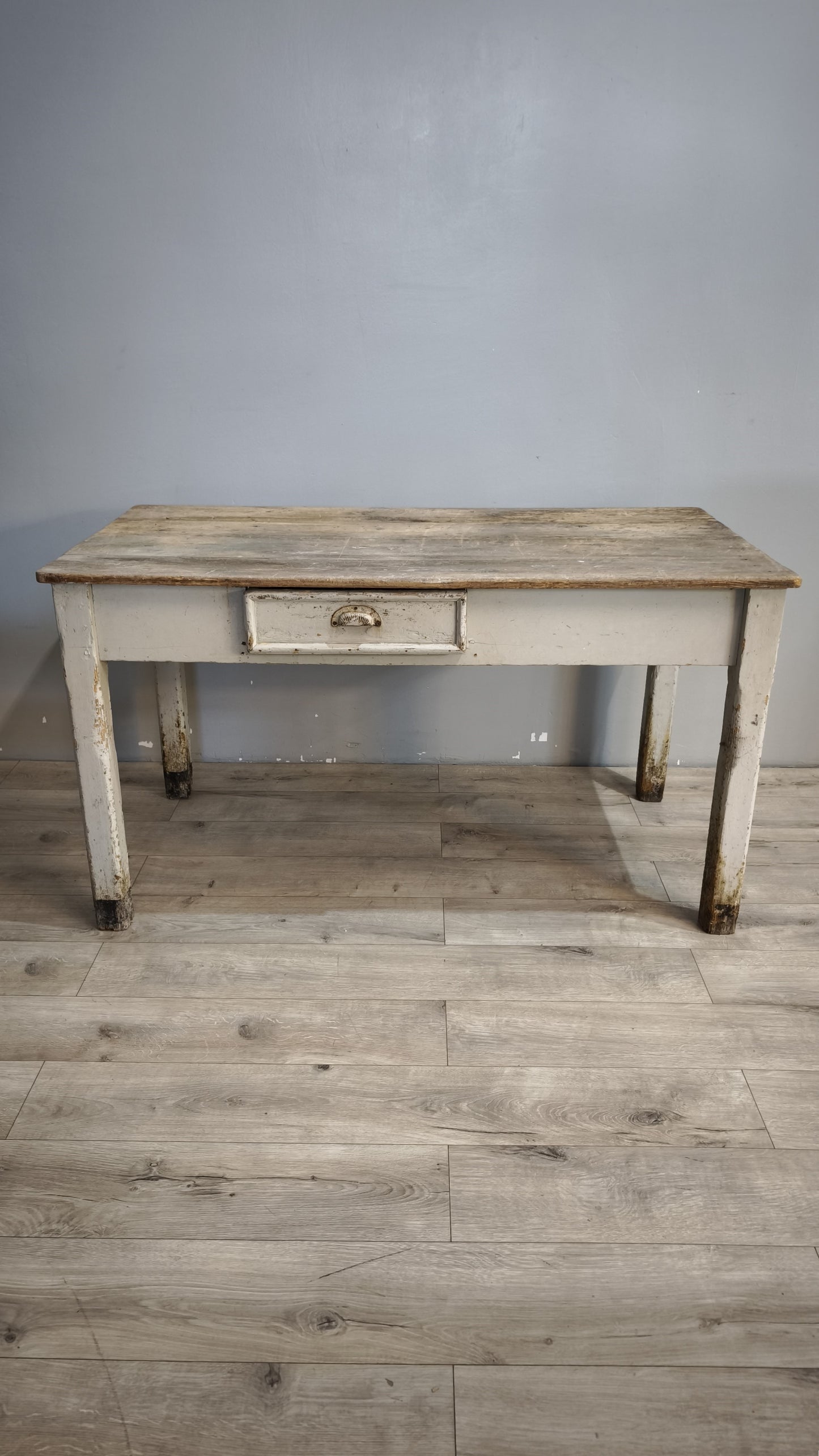 163 Tavolo rustico in legno con cassetto frontale, metà del '900