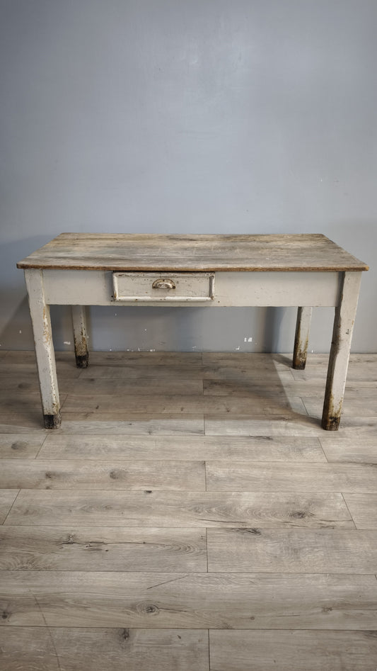 91730 Tavolo rustico in legno con cassetto frontale, metà del '900