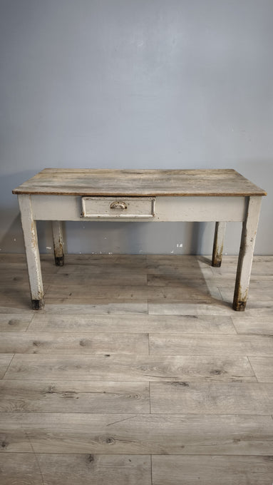 163 Tavolo rustico in legno con cassetto frontale, metà del '900