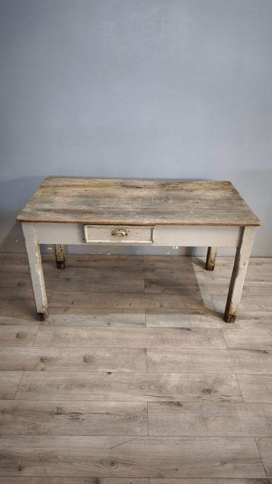 91730 Tavolo rustico in legno con cassetto frontale, metà del '900