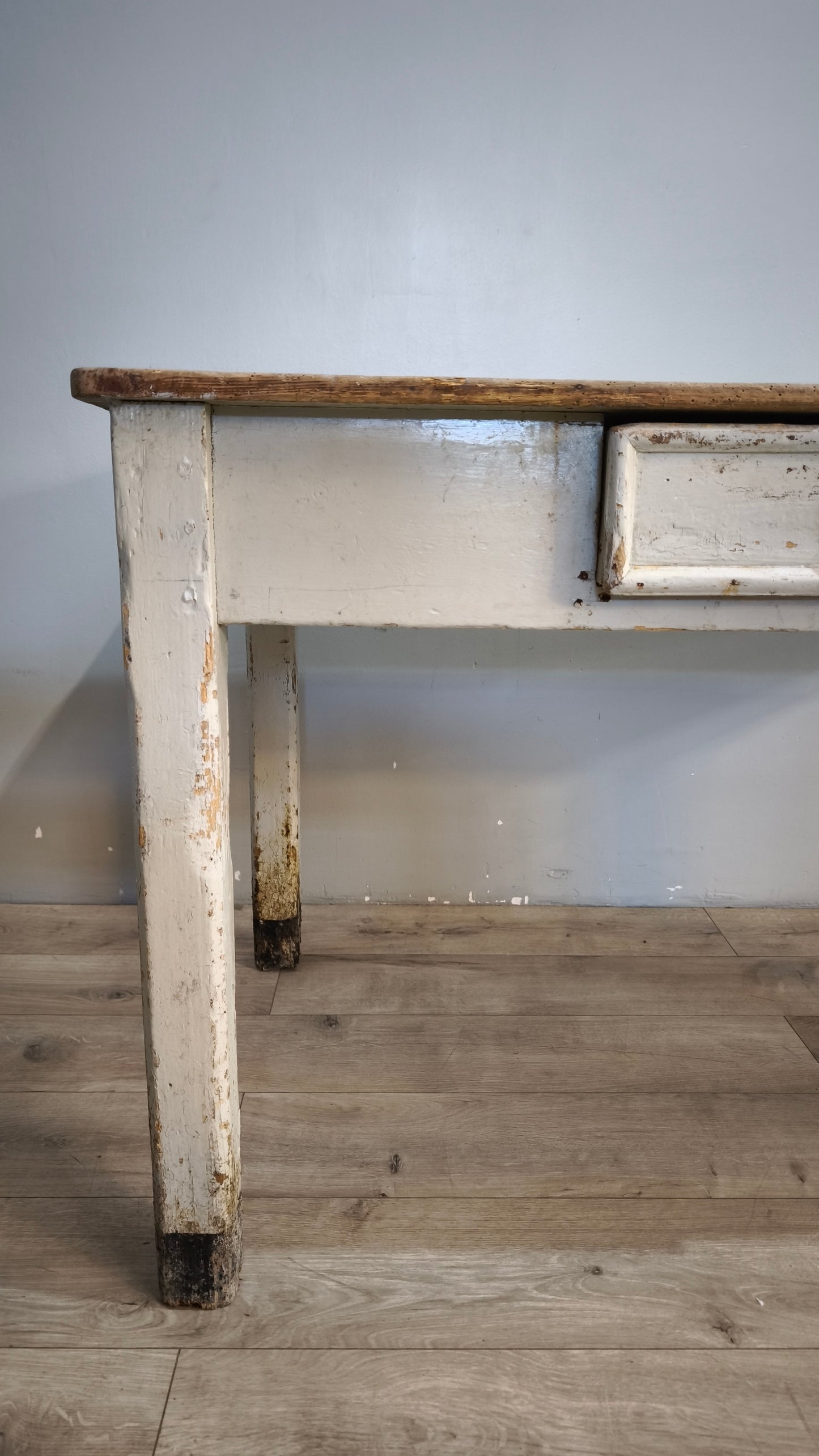 163 Tavolo rustico in legno con cassetto frontale, metà del '900