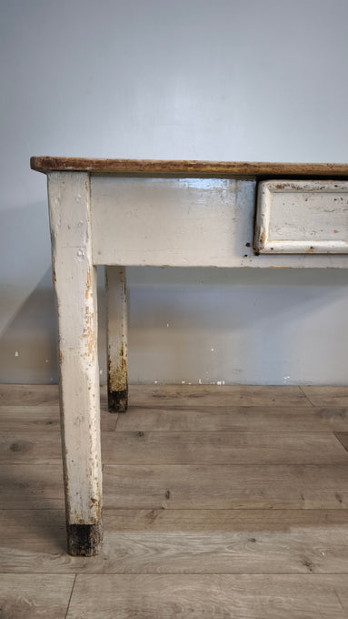 163 Tavolo rustico in legno con cassetto frontale, metà del '900