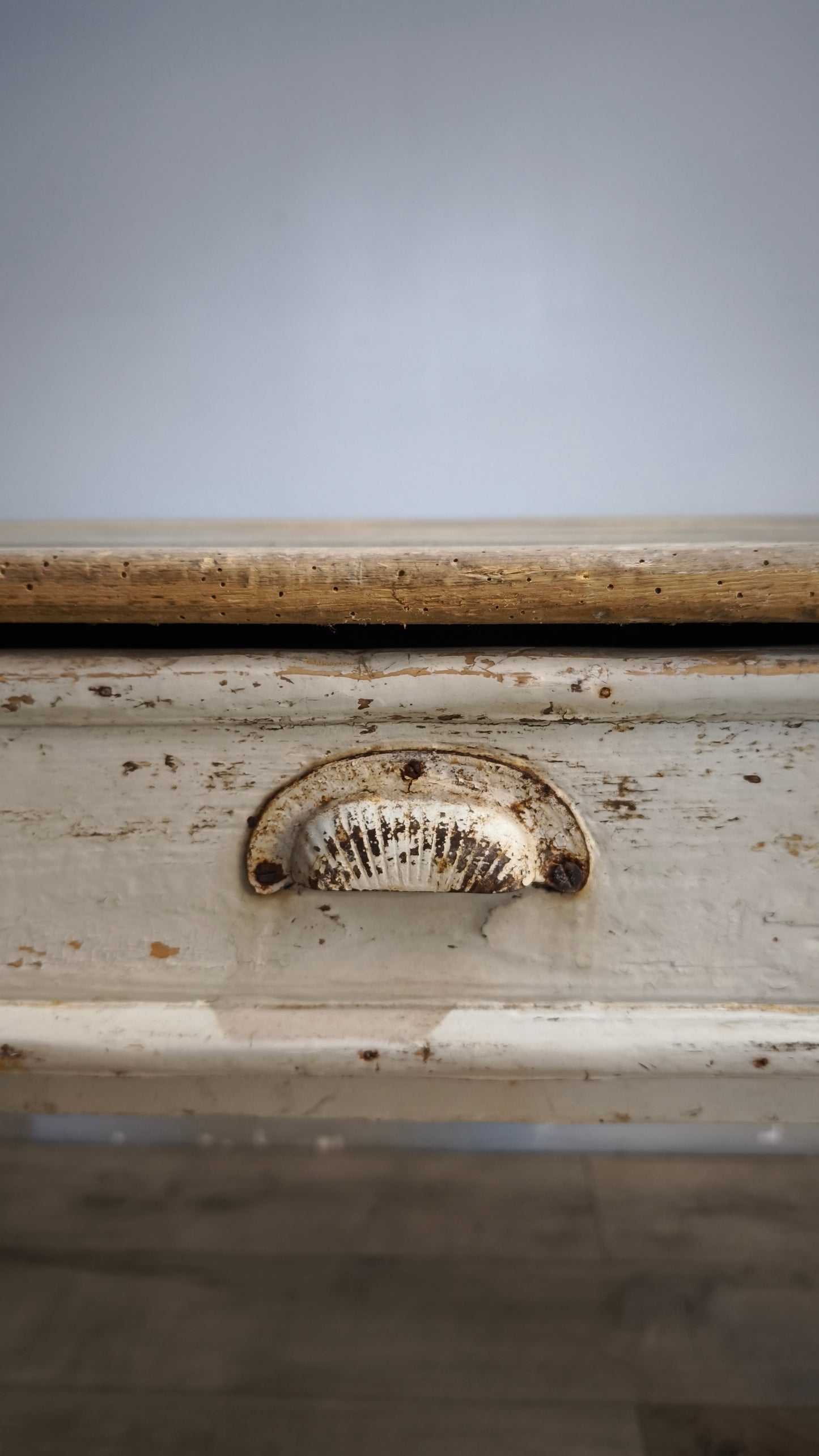 163 Tavolo rustico in legno con cassetto frontale, metà del '900