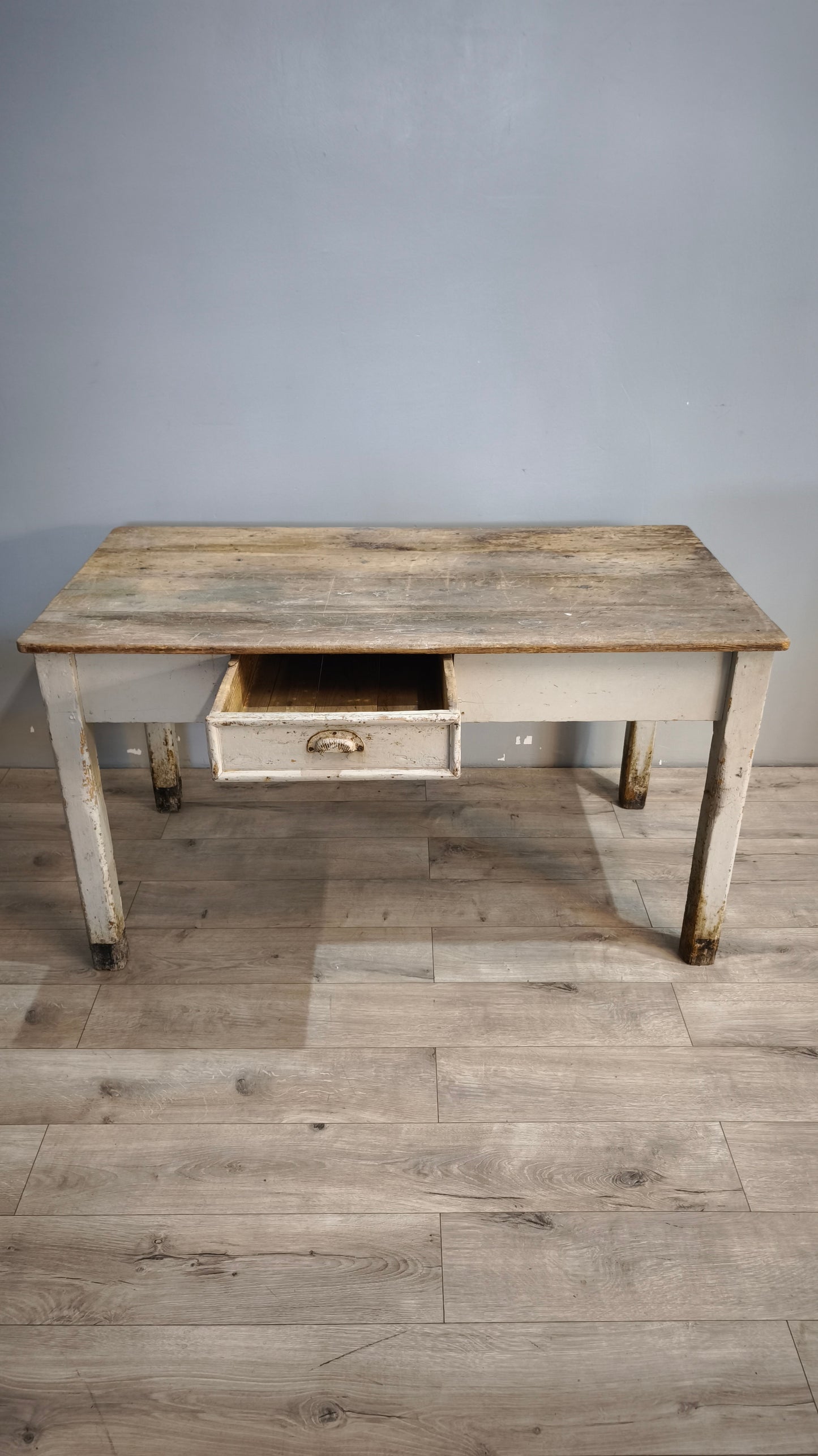 163 Tavolo rustico in legno con cassetto frontale, metà del '900