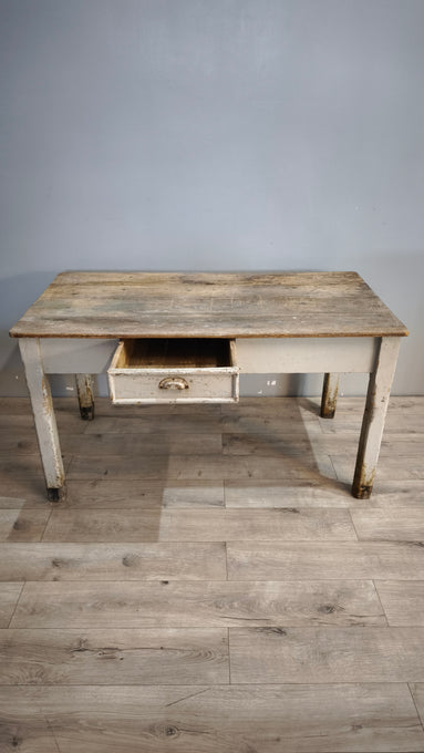163 Tavolo rustico in legno con cassetto frontale, metà del '900