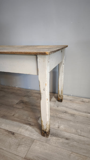 163 Tavolo rustico in legno con cassetto frontale, metà del '900
