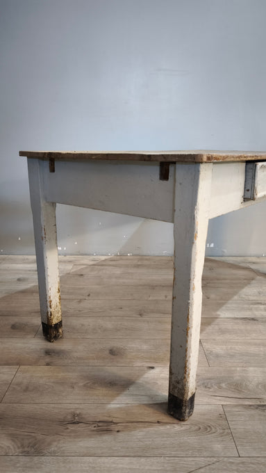 163 Tavolo rustico in legno con cassetto frontale, metà del '900