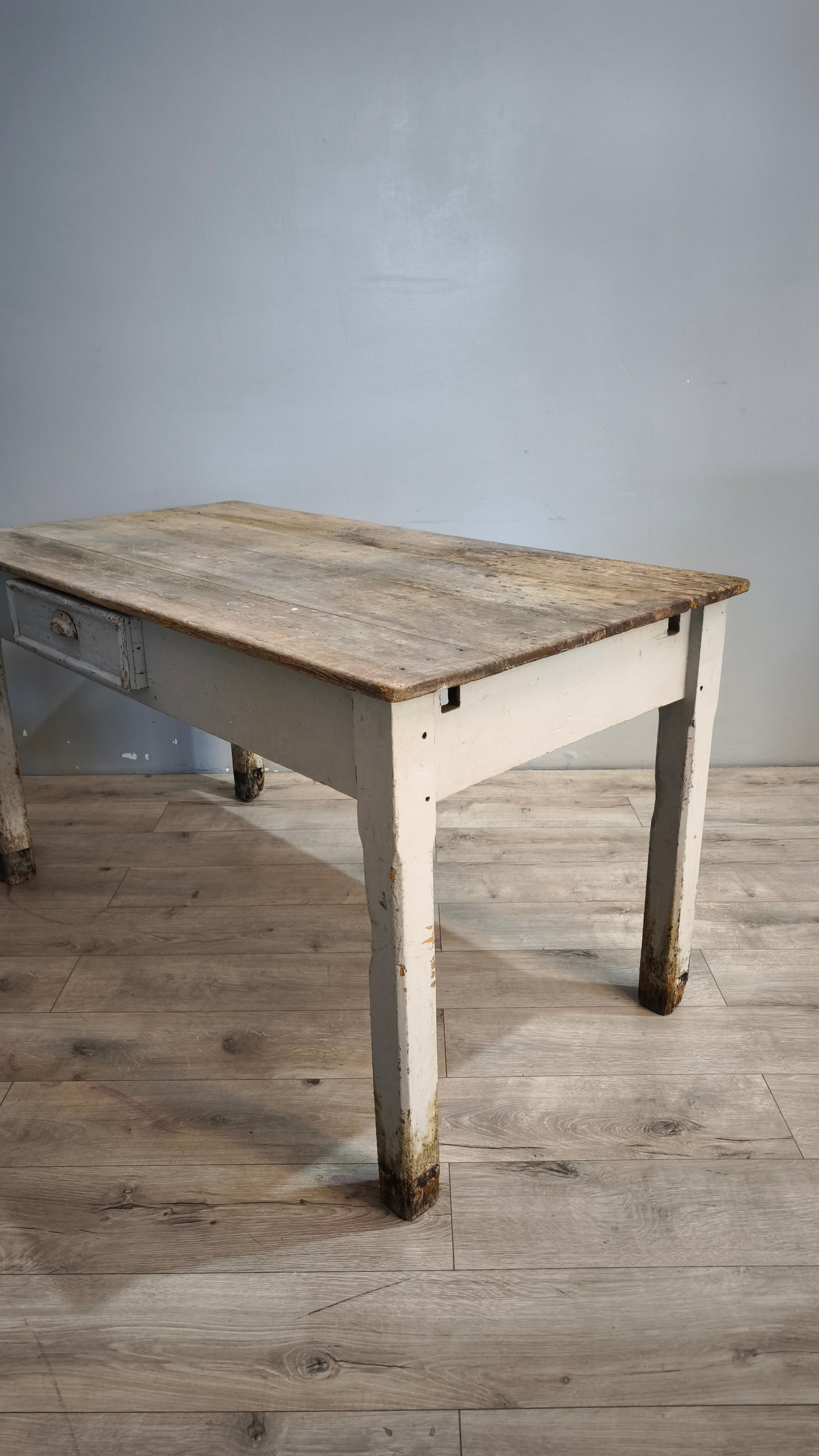 163 Tavolo rustico in legno con cassetto frontale, metà del '900