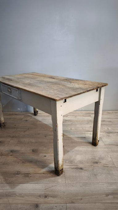 163 Tavolo rustico in legno con cassetto frontale, metà del '900