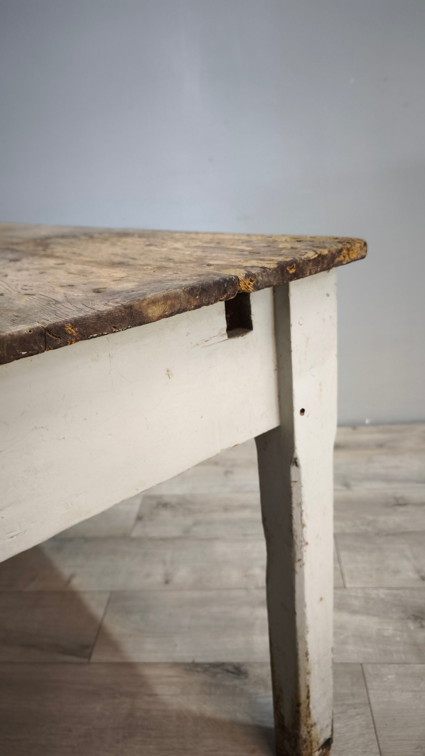 163 Tavolo rustico in legno con cassetto frontale, metà del '900