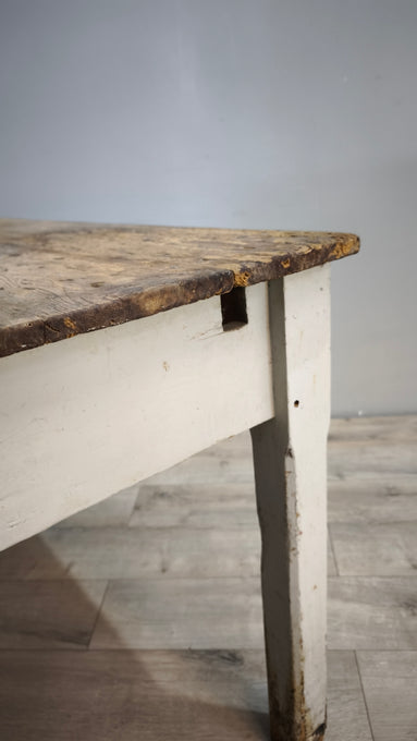 163 Tavolo rustico in legno con cassetto frontale, metà del '900