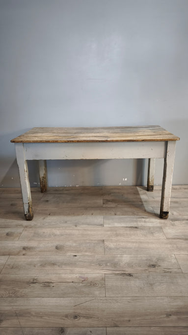 163 Tavolo rustico in legno con cassetto frontale, metà del '900