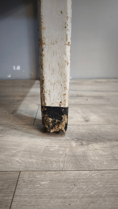 163 Tavolo rustico in legno con cassetto frontale, metà del '900