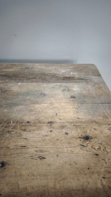 163 Tavolo rustico in legno con cassetto frontale, metà del '900