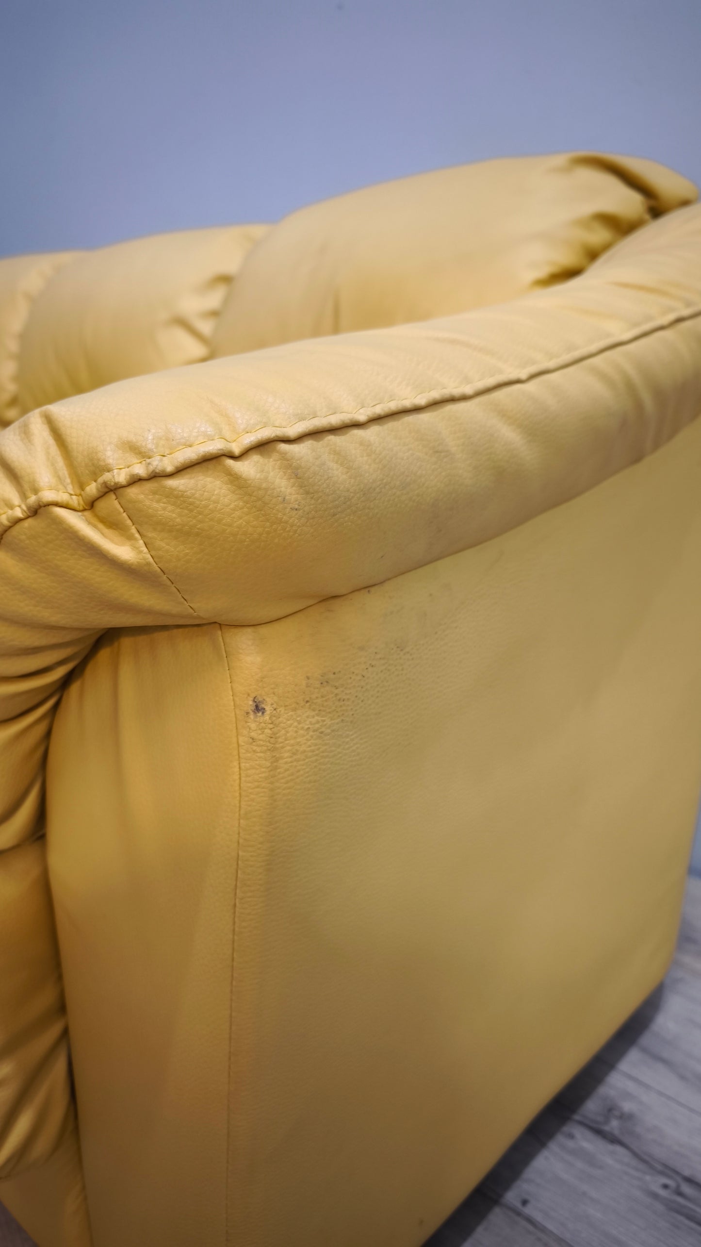 166 Divano giallo tre posti in simil pelle