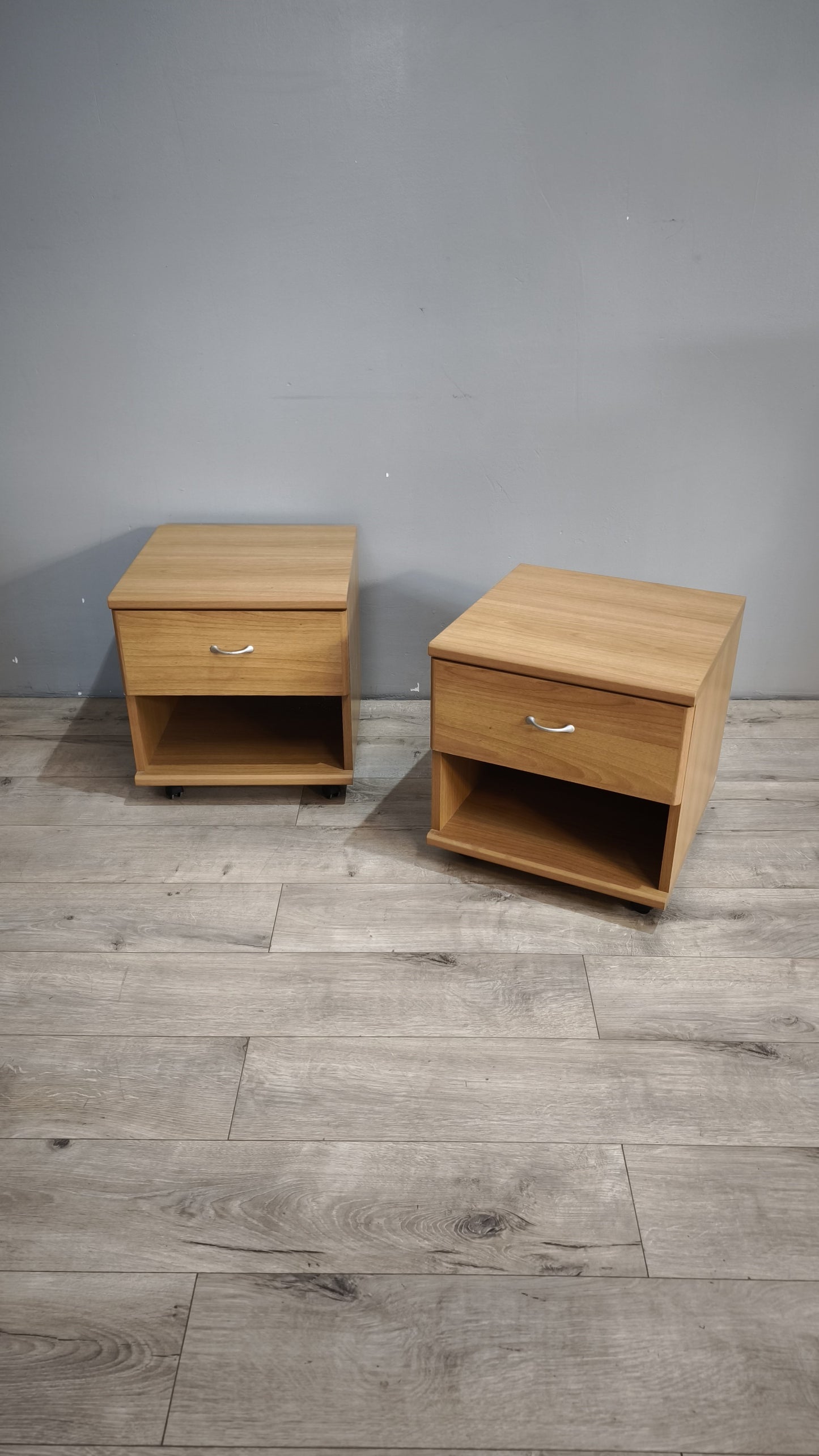 170 Coppia di comodini moderni con ruote