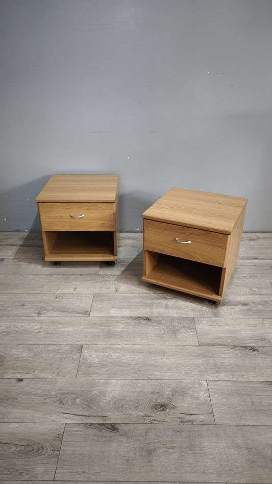 170 Coppia di comodini moderni con ruote