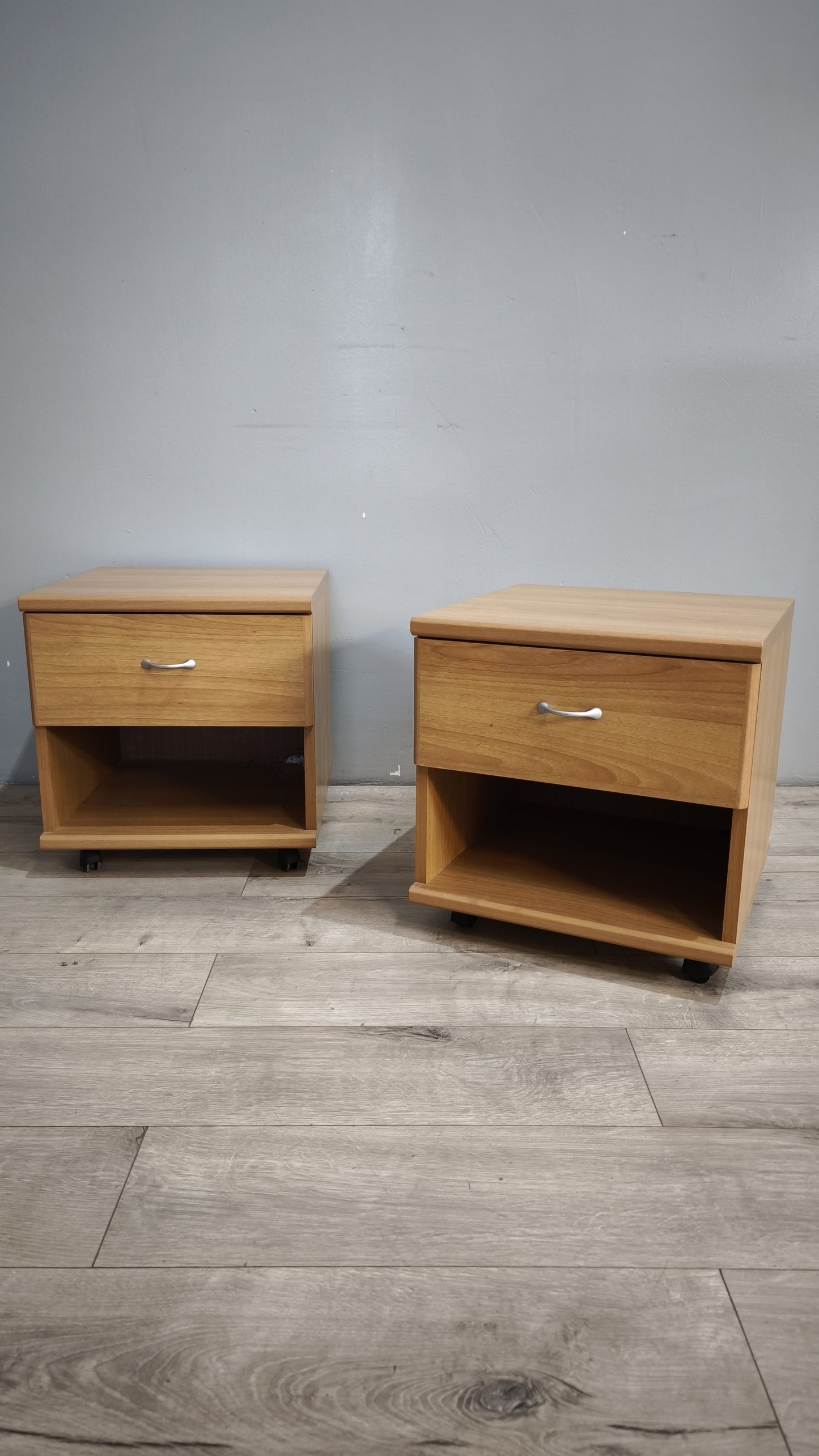 170 Coppia di comodini moderni con ruote
