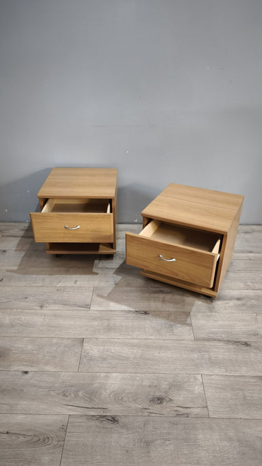 170 Coppia di comodini moderni con ruote