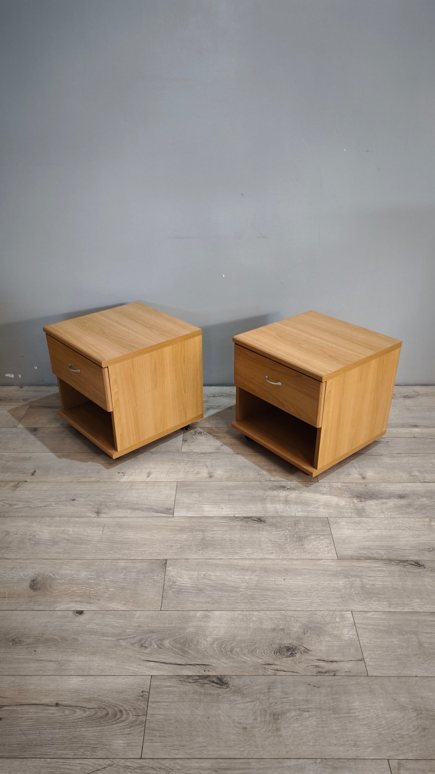 170 Coppia di comodini moderni con ruote