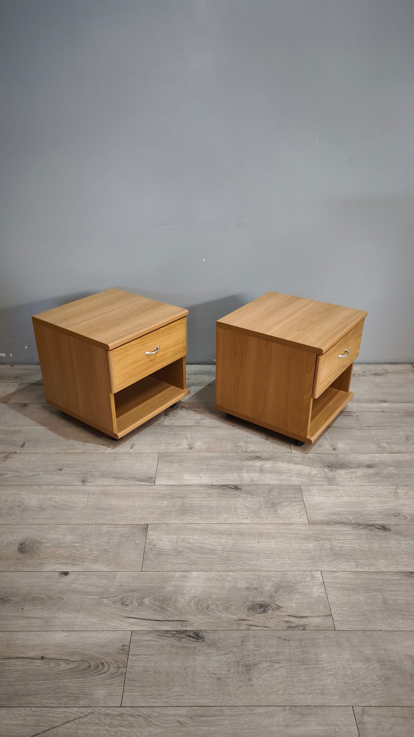 170 Coppia di comodini moderni con ruote