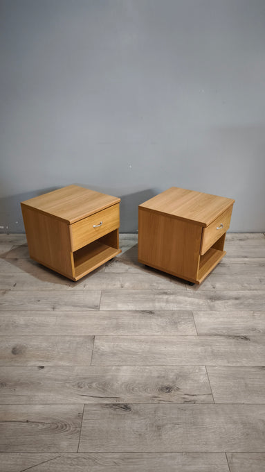 170 Coppia di comodini moderni con ruote
