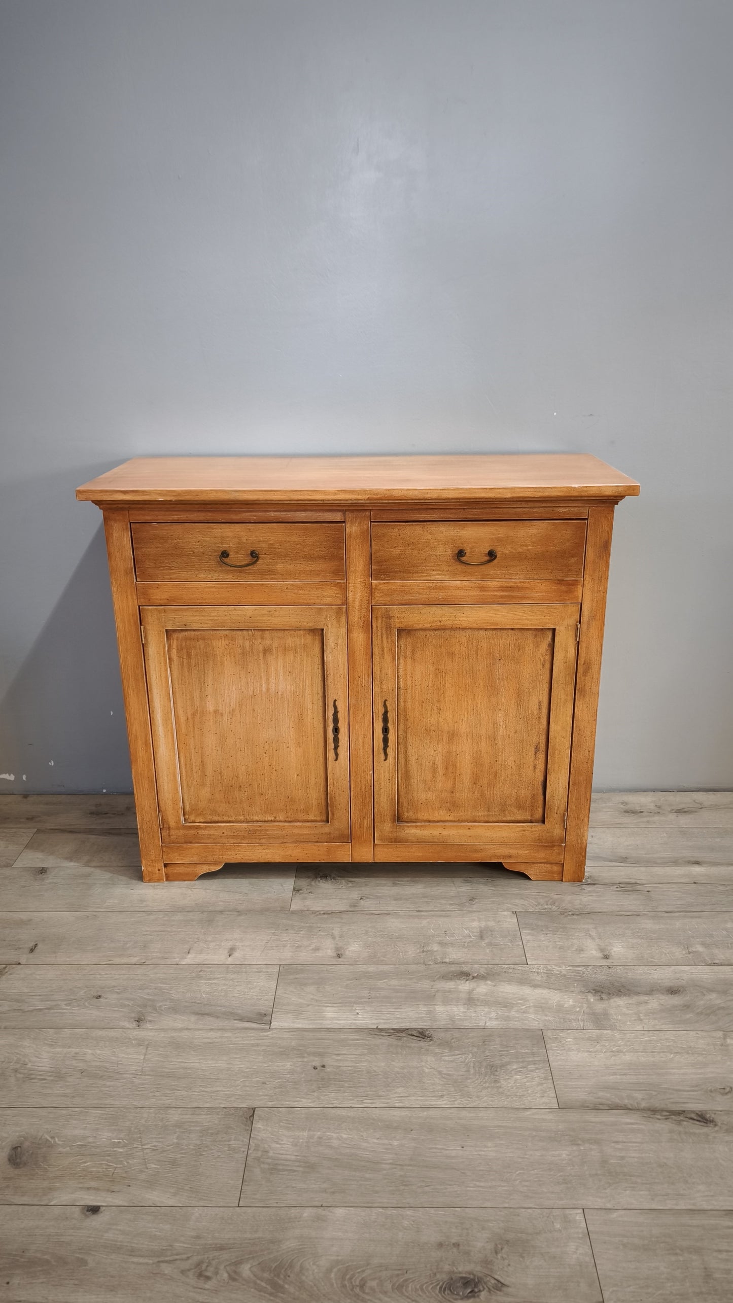 91350 Credenzina arancione in legno