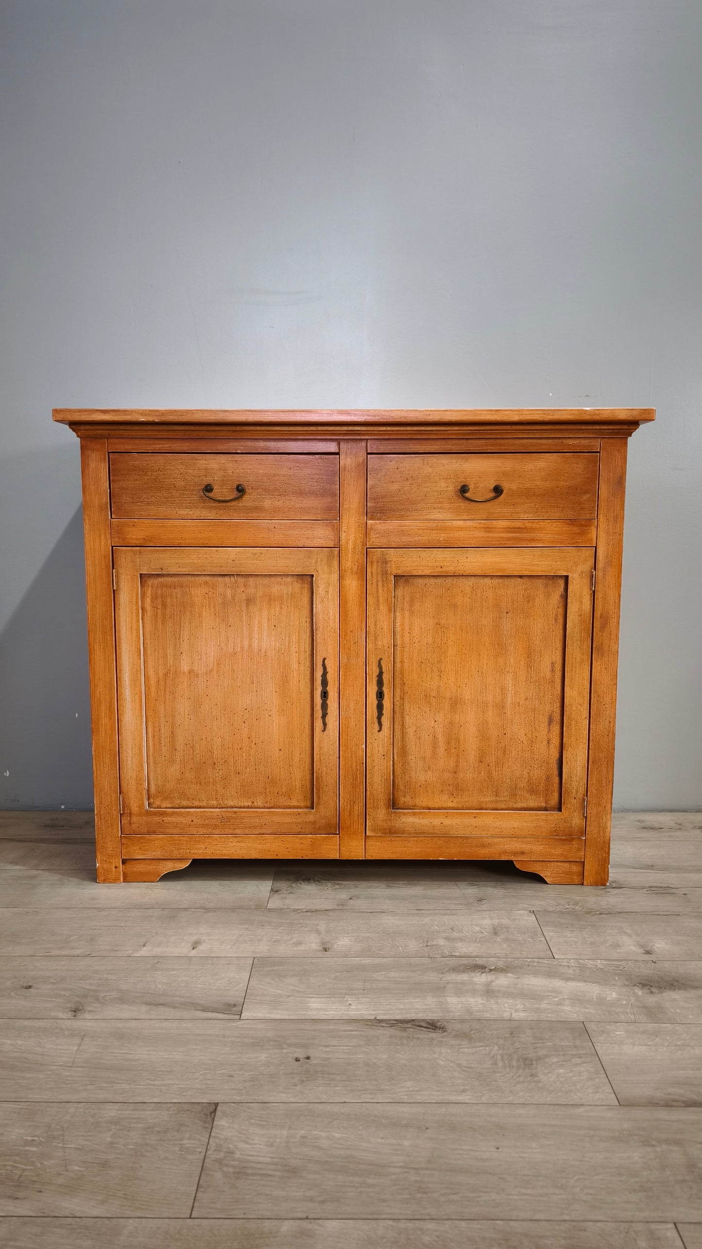 91350 Credenzina arancione in legno