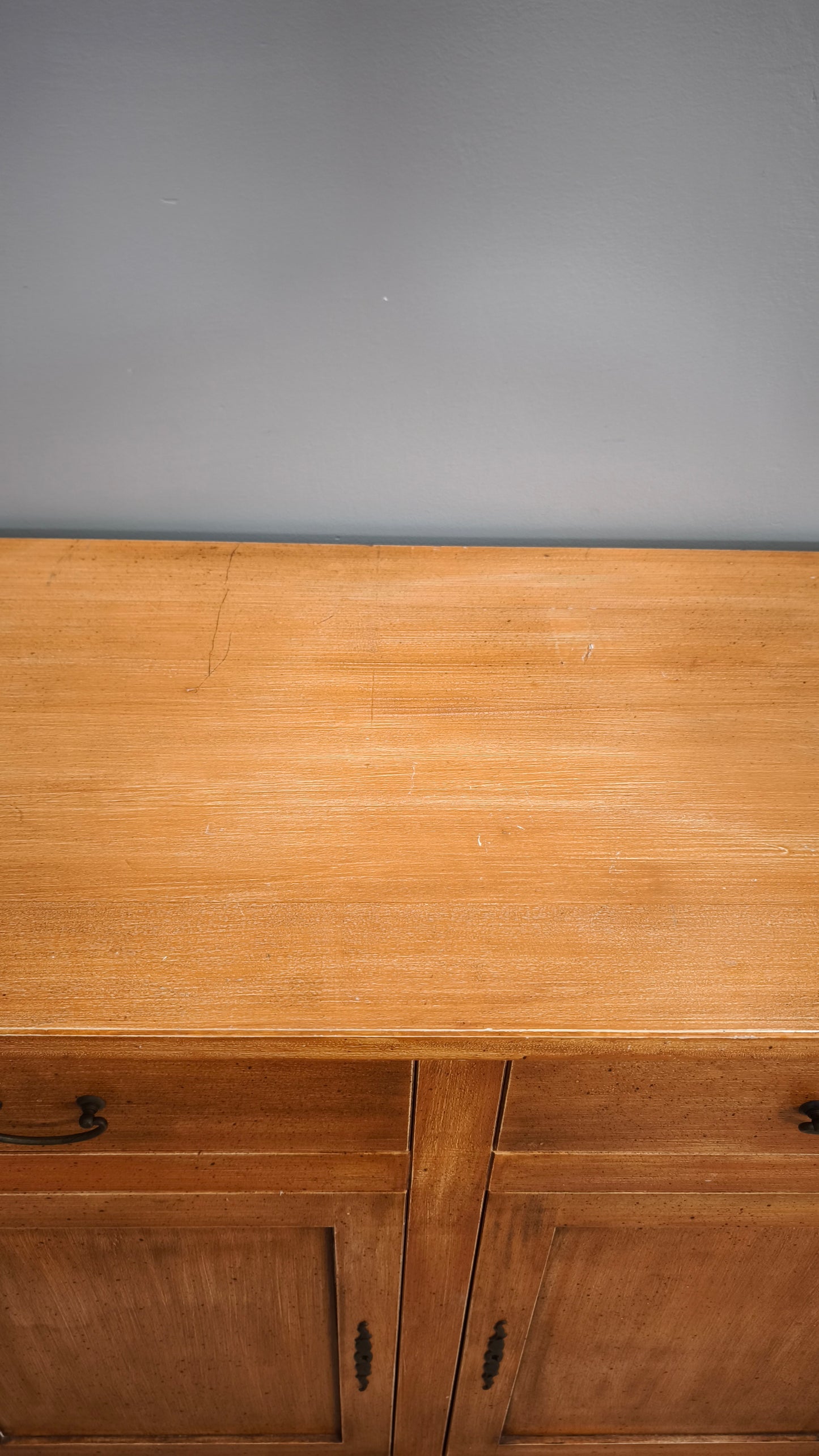 91350 Credenzina arancione in legno
