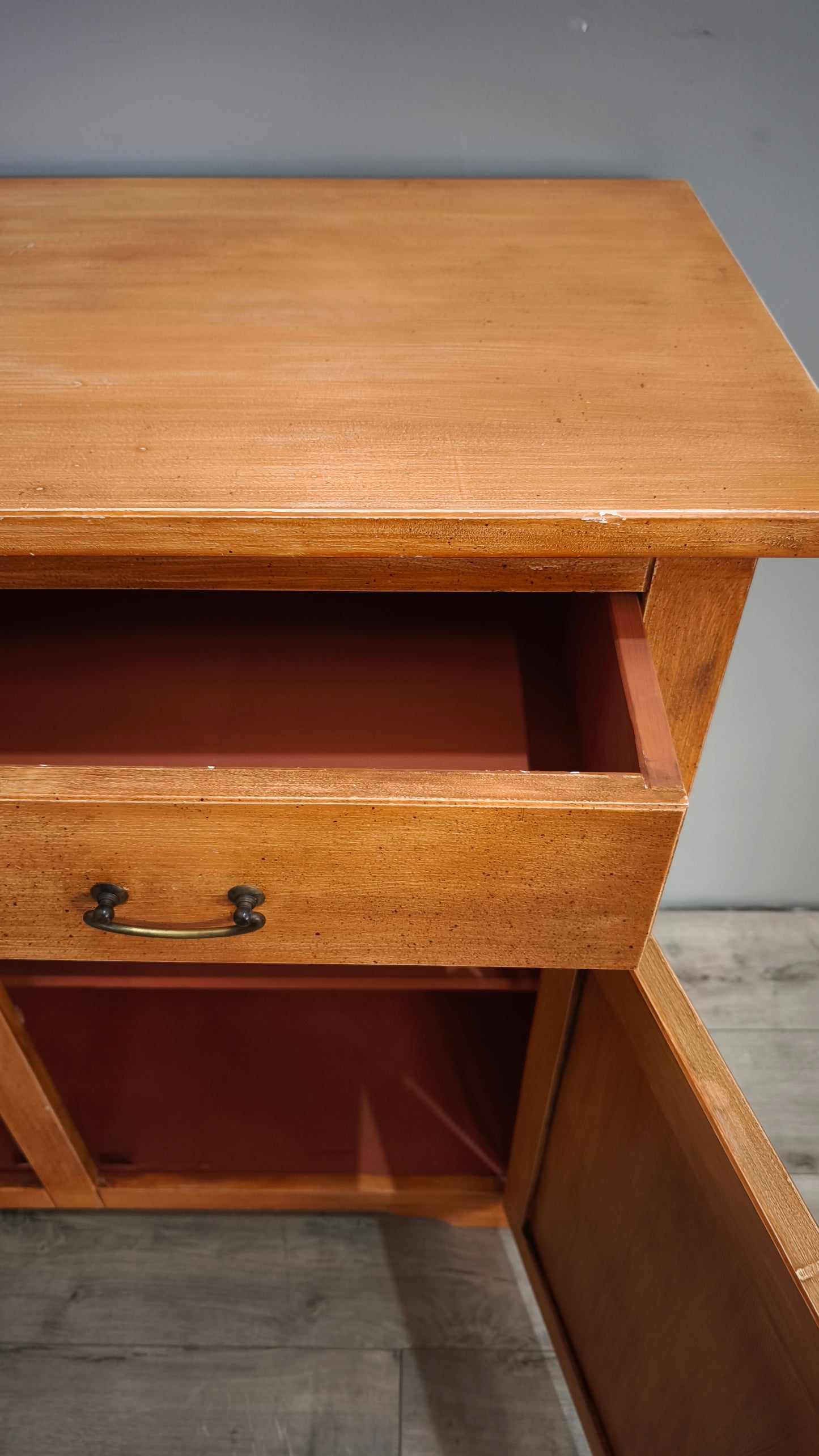 91350 Credenzina arancione in legno