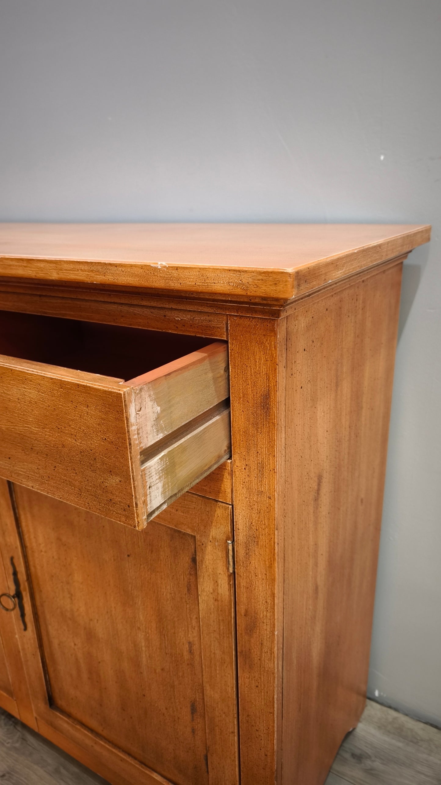 91350 Credenzina arancione in legno