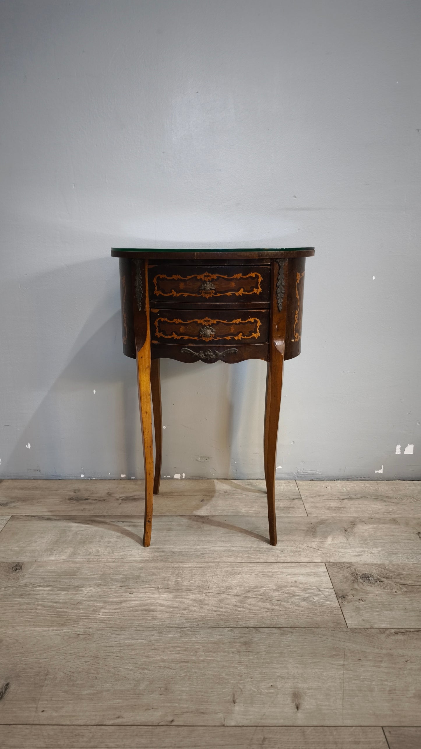 91438 Comodino in legno intarsiato con due cassetti frontali