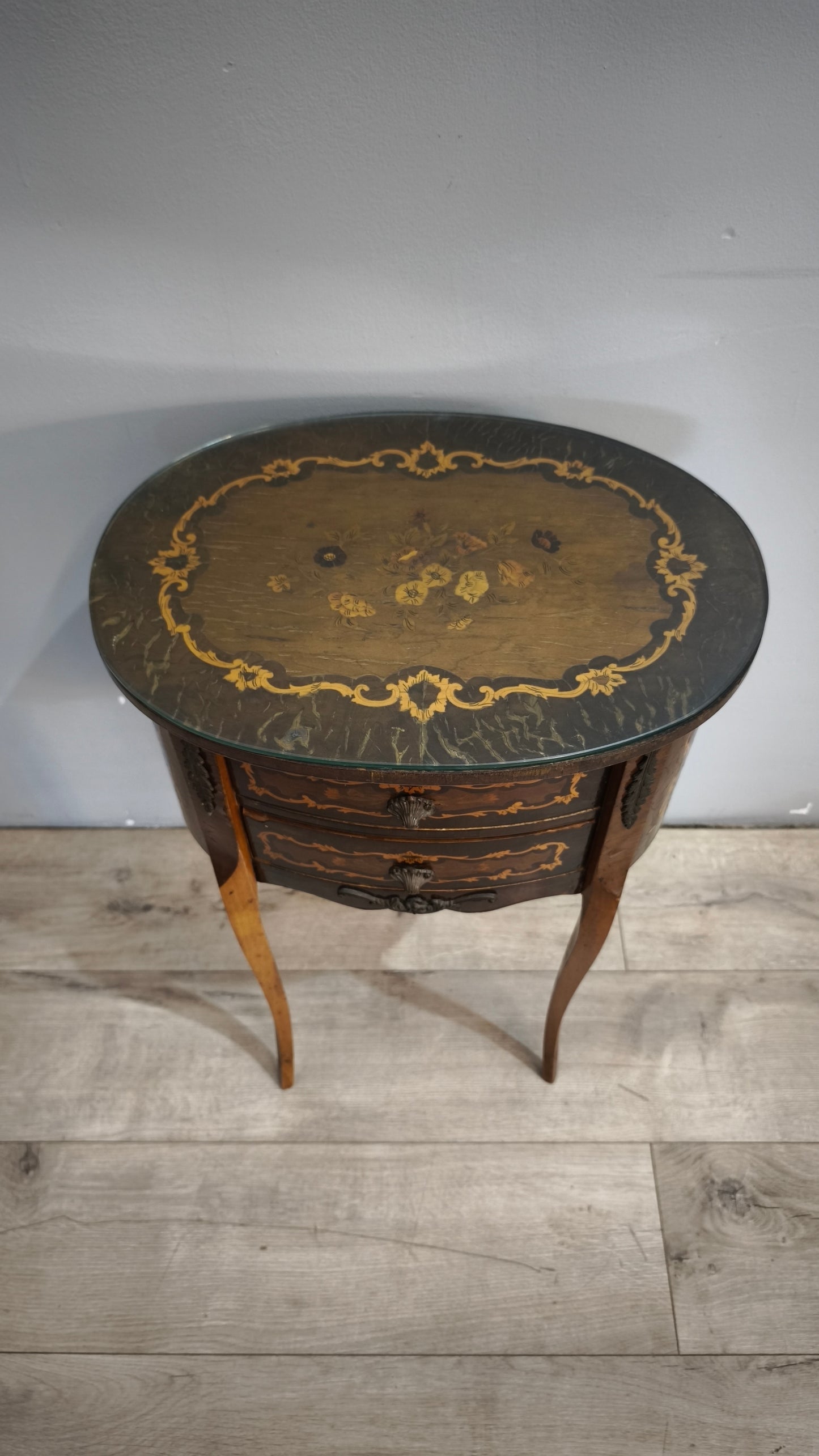 91438 Comodino in legno intarsiato con due cassetti frontali