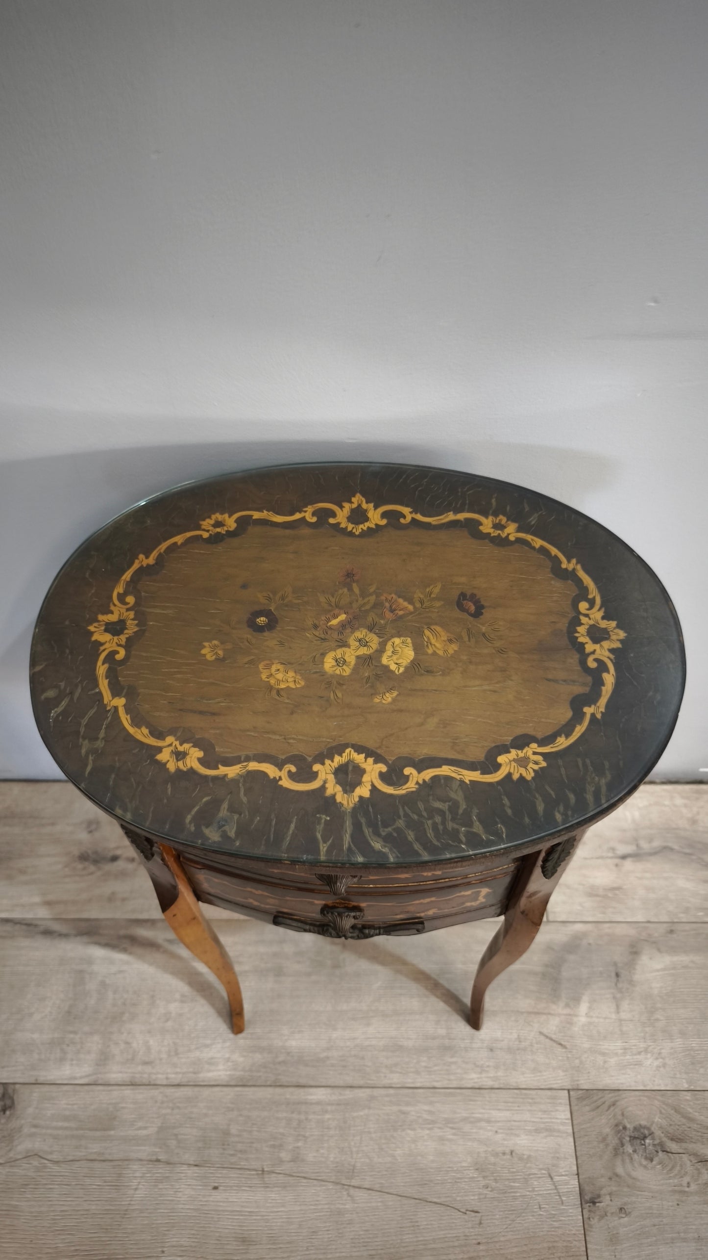 91438 Comodino in legno intarsiato con due cassetti frontali