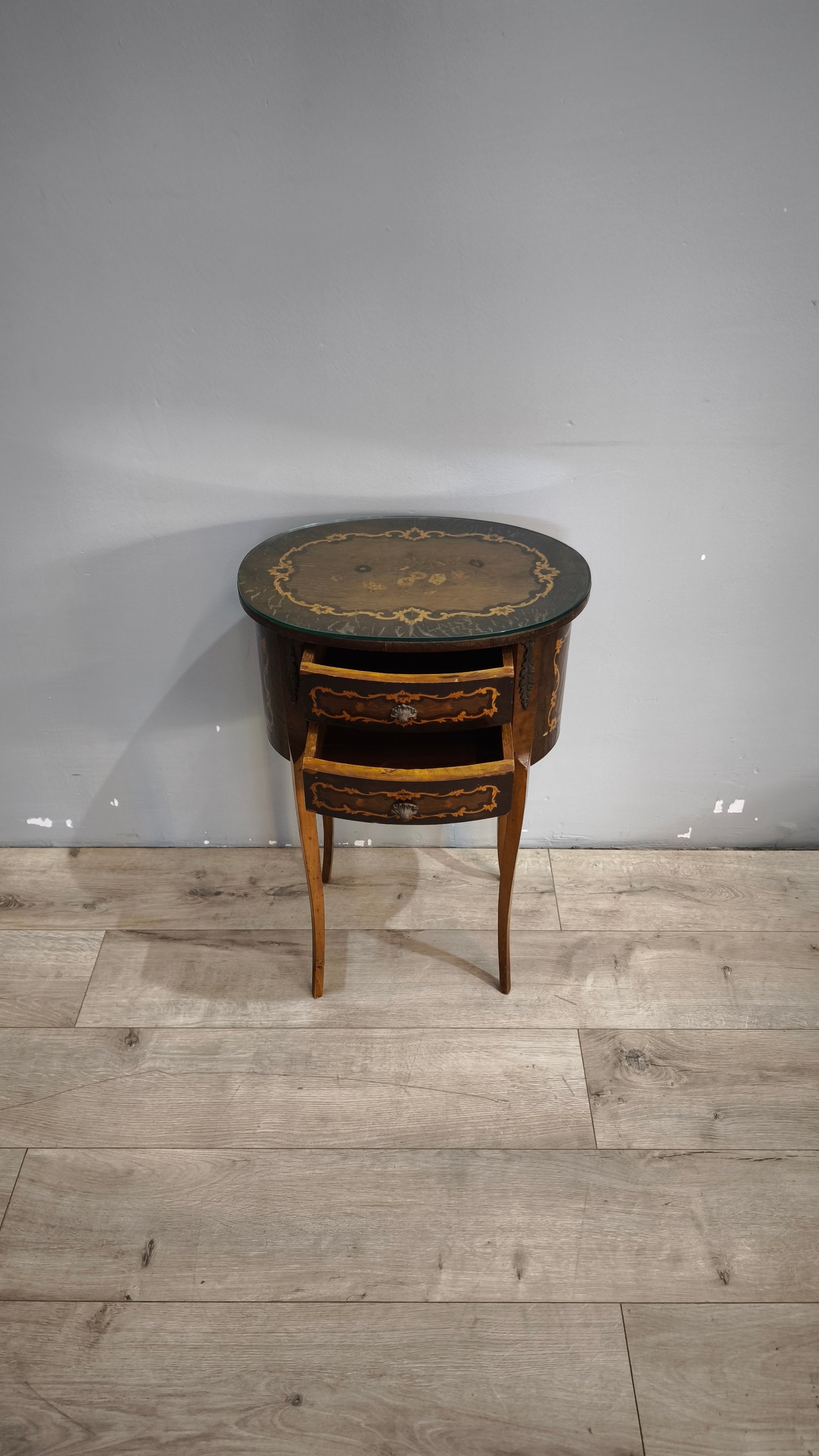 91438 Comodino in legno intarsiato con due cassetti frontali