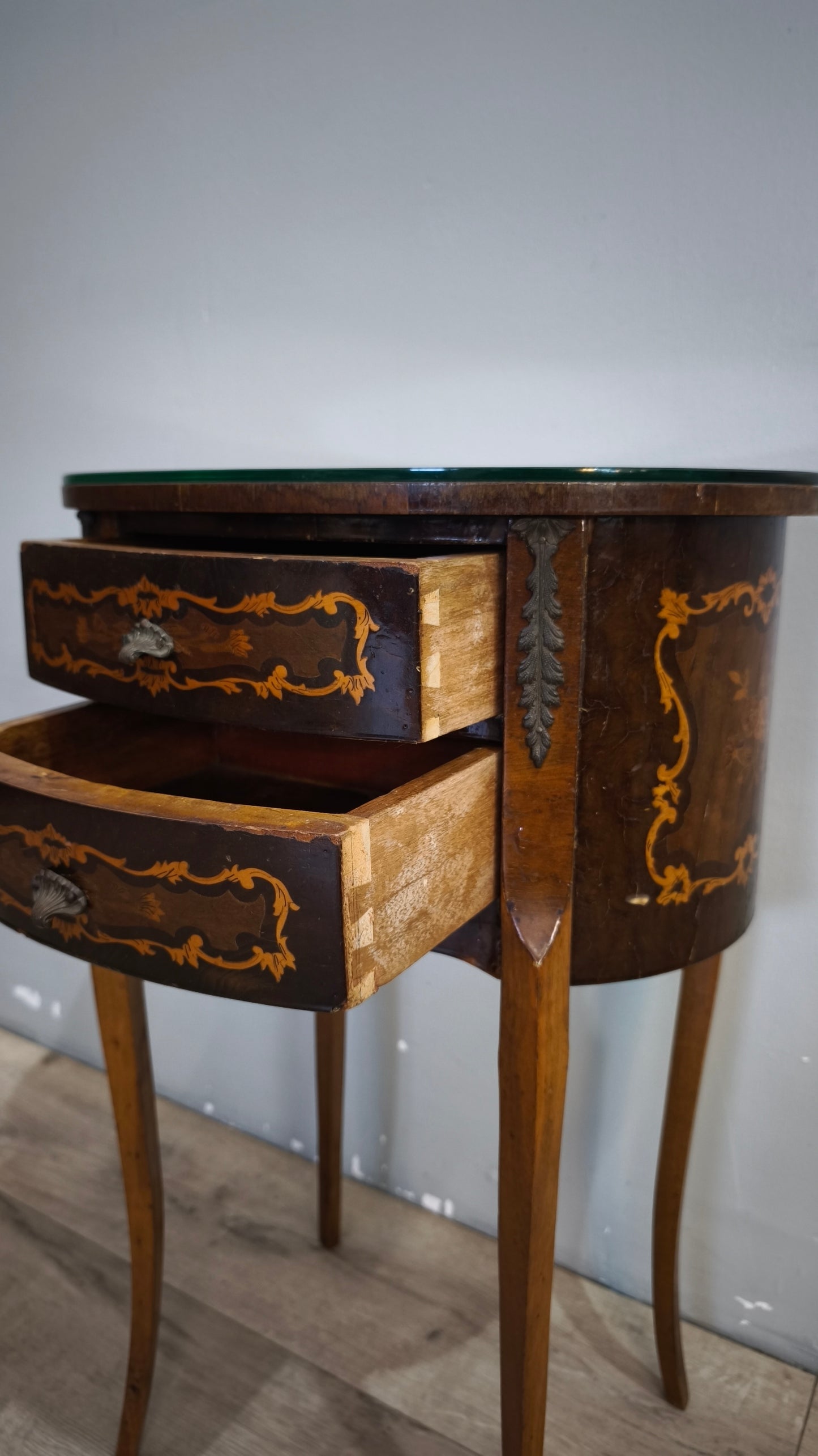 91438 Comodino in legno intarsiato con due cassetti frontali