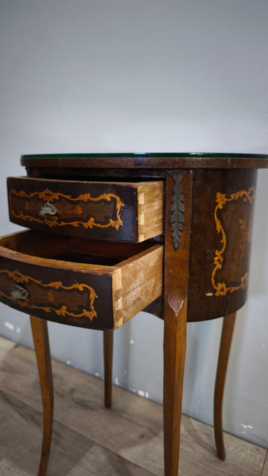 91438 Comodino in legno intarsiato con due cassetti frontali
