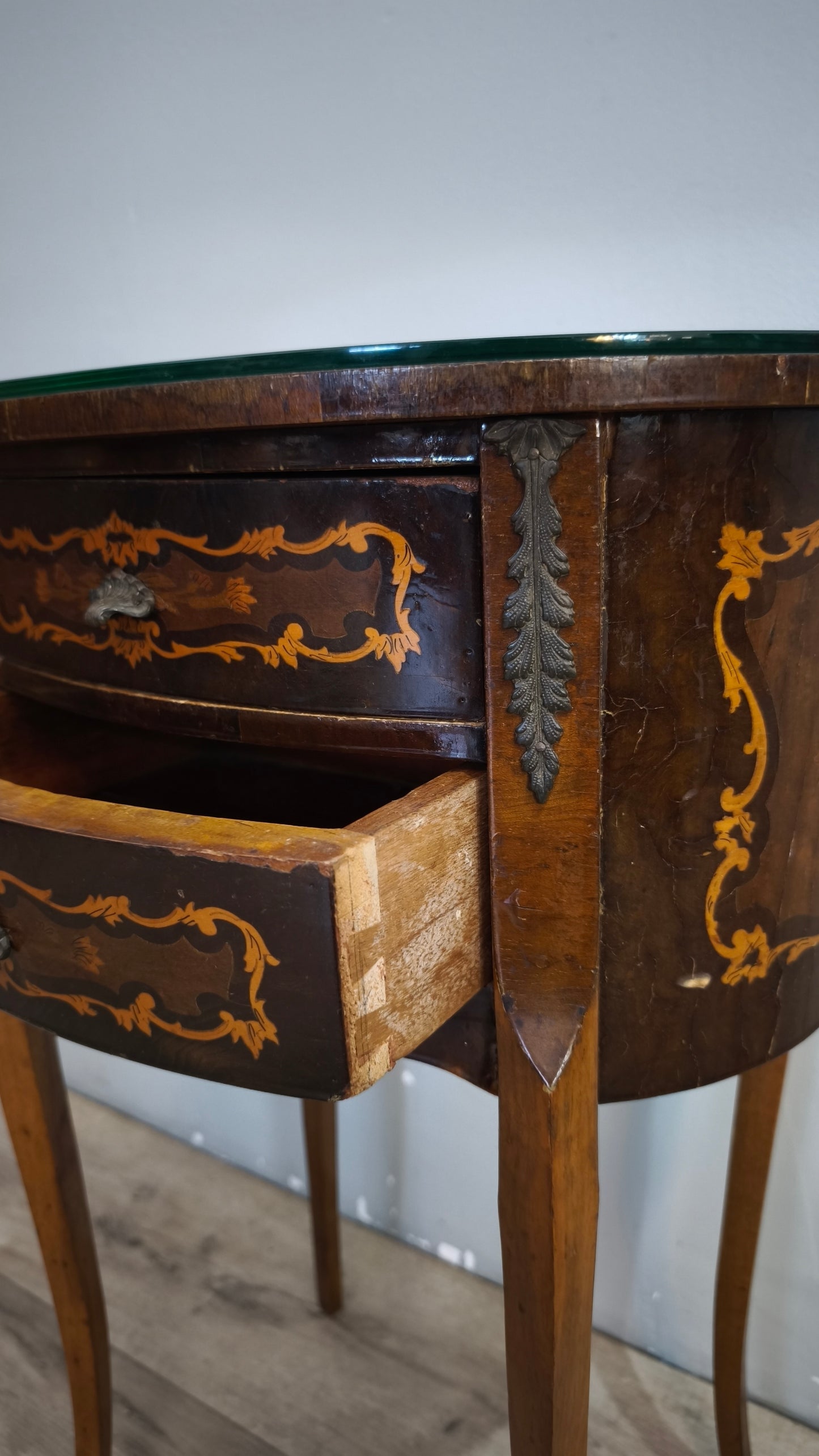 91438 Comodino in legno intarsiato con due cassetti frontali