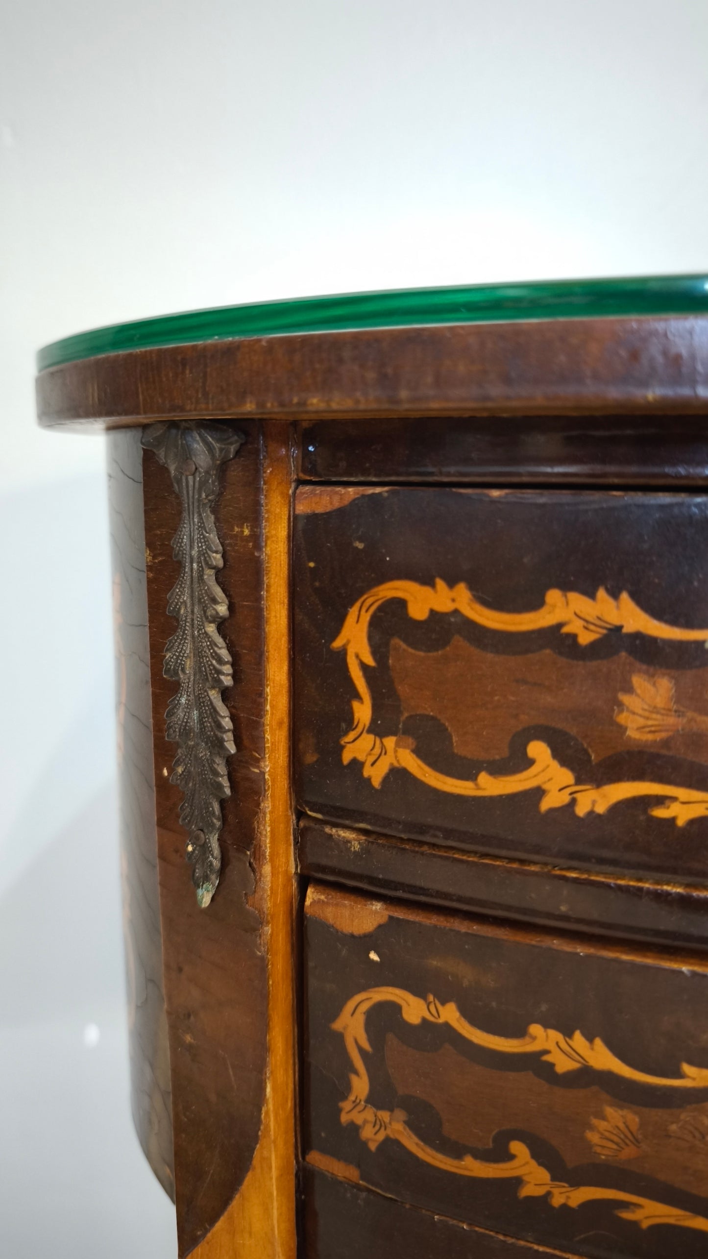 91438 Comodino in legno intarsiato con due cassetti frontali