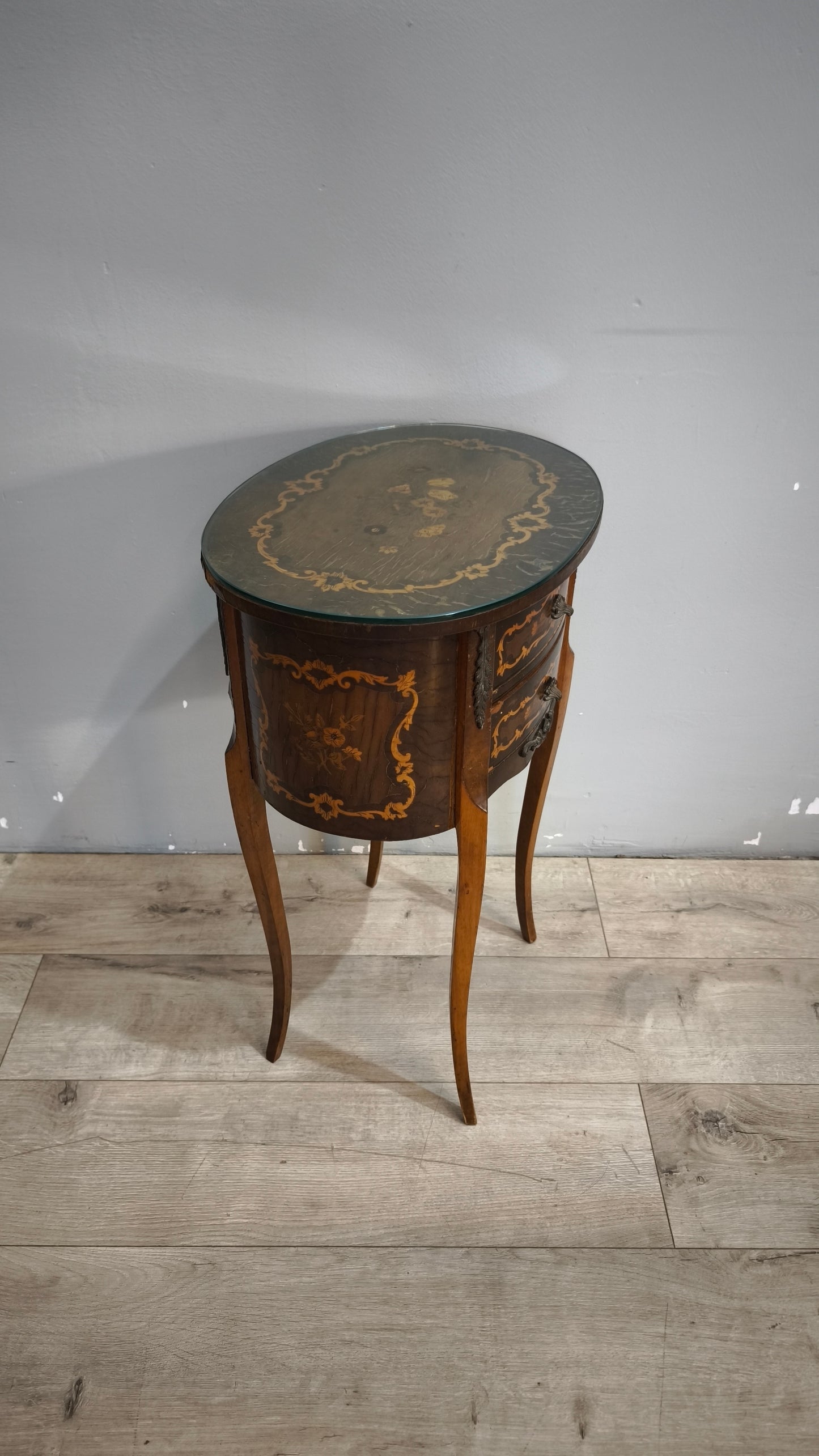 91438 Comodino in legno intarsiato con due cassetti frontali