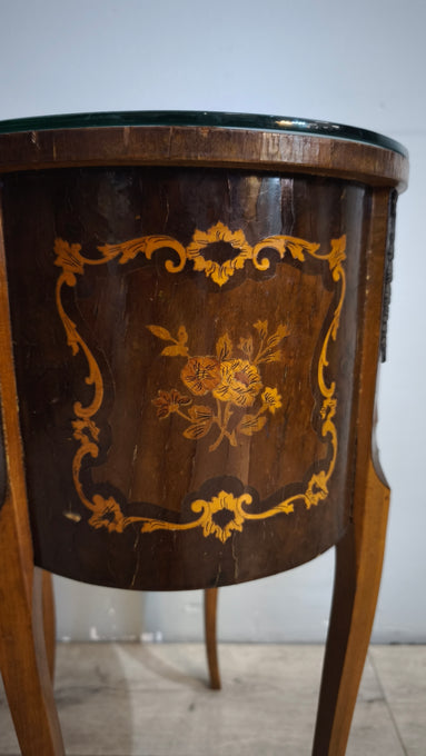 91438 Comodino in legno intarsiato con due cassetti frontali