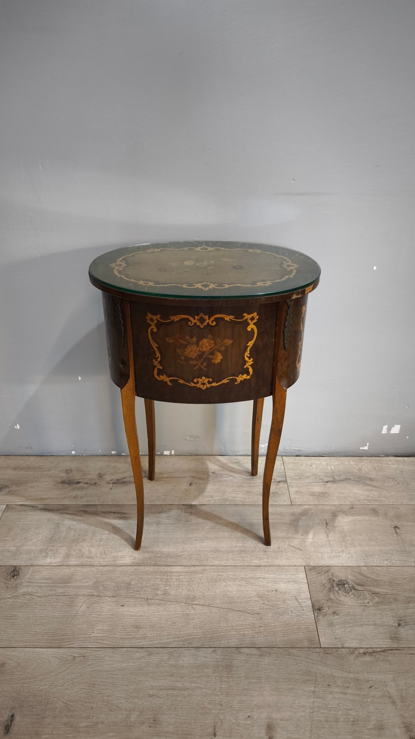 91438 Comodino in legno intarsiato con due cassetti frontali