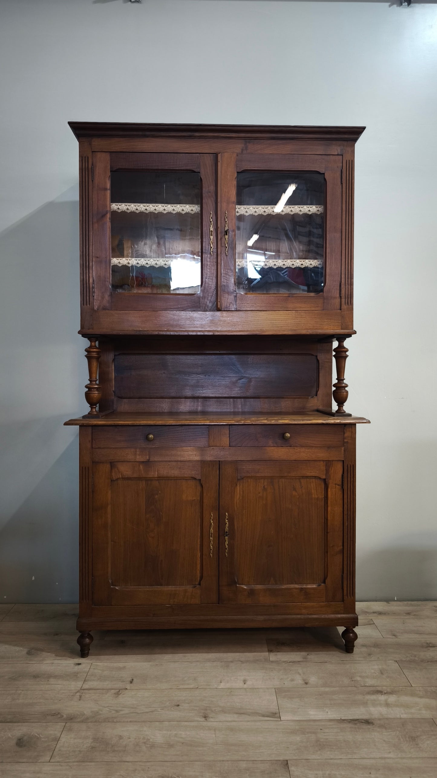 91448 Credenza in legno massello con vetrina